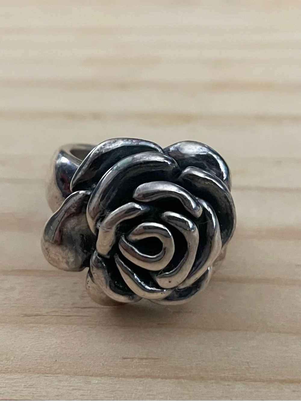 Sterling silver rose motif ring